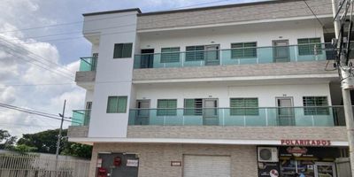 Local ubicado en el municipio de soledad de ambiente fresco y luz natural durante el día. Cuesta con espacio principal listo para adecuarlo al gusto de tu empresa o negocio, baño privado, esteras de seguridad, terraza amplia. Es cercano supermercado ara, avenida Olaya herrera amplias zonas peatonales y alto flujo vehicular.