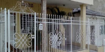 Oportunidad de Venta en Barranquilla: Casa de 1 piso ubicada en el barrio La Buena Esperanza, Atlántico. Con 232 m² de área construida, esta propiedad cuenta con 3 habitaciones y 3 baños. Destaca por ser una casa lote estratégicamente dividida en 4 apartamentos, lo que la convierte en una opción atractiva para inversión o para generar ingresos por arriendo en Barranquilla. Su ubicación en estrato 2 asegura buen acceso a servicios. Interesado en esta casa con potencial de renta en La Buena Esperanza? Contáctenos por WhatsApp, solicite ser contactado o vea nuestros teléfonos disponibles.