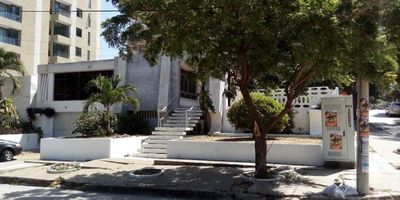 AMPLIA CASA DE DOS NIVELES DE ESQUINA, CUENTA CON GARAJE, ALCOBA DE SERVICIO, TERRAZA, BUENA UBICACIÓN, CERCA A UNIVERSIDAD AUTONOMA DEL CARIBE, RESTAURANTES, ENTIDADES BANCARIAS, SECTOR RESIDENCIAL