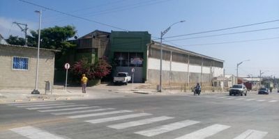 Amplia bodega en arriendo en el barrio Abajo, Barranquilla, Atlántico, ideal para operaciones comerciales o logísticas. Este inmueble de un solo nivel cuenta con un área principal de bodega de 1325 m², dos mezanines de 110 m² cada uno y 318 m² destinados a oficinas. Ubicada estratégicamente en la Calle 43 # 50 - 14, ofrece un excelente punto para su negocio en Barranquilla. El canon de arriendo es de $30,000,000. Para más detalles sobre esta propiedad comercial, puede usar las opciones de whatsapp, quiero que me contacten o ver teléfonos.