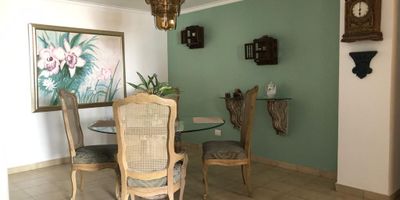 Se arrienda un cómodo apartamento amoblado en Barranquilla, ubicado en el prestigioso barrio Villa Country. Este luminoso inmueble de 125 m² se encuentra en el segundo piso del Edificio ALEXANDRA, ofreciendo 3 habitaciones y 5 baños para su comodidad. Incluye una sala de estar y dos parqueaderos. Disfrute de sus áreas sociales con piscina y una práctica zona de labores. Con 1 año de antigüedad, el apartamento está en excelentes condiciones. El canon de arriendo es de $4,900,000. Para más información o agendar una visita, contáctenos vía WhatsApp, a través de la opción "Quiero que me contacten" o vea nuestros teléfonos.