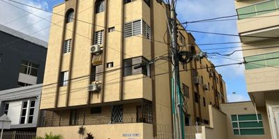 Apartamento ubicado en buen sector. Cuenta con 3 cuartos, 3 baños, sala comedor cocina lavadero, cuarto principal con baño, baño familiar y el del servicio, vigilancia 24/7, excelente repartición. Lugar agradable, tranquilidad y seguridad en familia. A media calle del centro comercial único. Cerca a colegios, universidades, droguerías, restos, almacenes de cadena. Todo lo tienes a un paso.  Servicios super económicos. estrato 4. excelente ubicación.