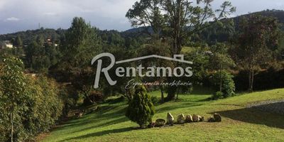 Código: 775841 Se vende espectacular casa campestre en Envigado, sector  Alto del escobero, cuenta con cocina integral, zona de ropas, sala comedor, balcón con excelente vista, 1 habitación, 2 baños, 2 parqueaderos privados y portón eléctrico, un lote privado sin pago de administración, zona rural rodeada de condominios, con un área de 4.000 M2 con licencia pagada 380 M2 actualmente construido 190 M2, se puede construir 800 M2 comercial o residencial. Valor predial 2.300.000 anual ¡Contáctenos hoy para programar una visita y descubra su próximo hogar! Para descubrir más acerca de las increíbles propiedades que ofrecemos, te invitamos a visitar nuestra página web: https://www.rentamospropiedadraiz.com/