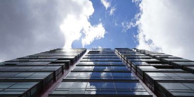 RENTANDO - CLUBHOUSE, Exterior, acabados vanguradistas, con dos accesos, uno privado directo a través del ascensor al apto y otro a través del hall de apartamentos cada uno con puerta blindada, blindaje No 3. Vista a los cerros orientales y al occidente. Dos alcobas cada una con su baño, mas estudio, amplia alcoba principal con walking closet, el baño con luz y ventilación natural, sala y comedor con chimenea ventfree de control remoto, cocina italiana ernestomeda independiente con estufa de inducción, lavavajillas panelable y horno smeg, zona de lavandería independiente, baño social dos parqueaderos y depósito. Conjunto con piscina, juegos de niños, business center, gimnasio PLANTA ELECTRICA SUPLENCIA TOTAL baños enchapado en mármol Volakas, doble lavamanos con griferia alemana hansgrohe línea PuraVida
