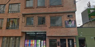 Magnifica Bodega de cuatrocientos veintitrés metros cuadrados ubicación estratégica cerca a la calle cien, carrera sesenta y ocho , av. suba, autopista norte entre otras, fácil acceso a transporte publico, cerca a Transmilenio. Casa de tres niveles amplia e iluminada distribuida así: Primer Piso: dos  espacios abiertos para almacenamiento, dos habitaciones, un baño, entrada doble independiente. Segundo Piso dos, espacios abiertos amplios, un tercer espacio con división en drywall, cocineta y baño. Tercer Piso un espacio abierto y dos baños. Apta para Bodega y/o comercio.