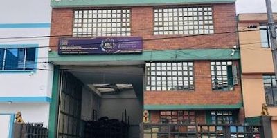 Inmueble de 5 pisos ubicado en el barrio Carvajal, con declaración de construcción en suelo propio, consta de amplia bodega de 9mts x 15mts, con doble altura; en su interior encontramos 6 habitaciones  y 6 baños. dando vista exterior, en el quinto piso goza de una amplia terraza cubierta, habitación, baño  y zona de lavandería.  Los pisos son en mármol, puertas, escaleras y terminados en madera flor morado, cuenta con amplios closets.  Esta rodada de amplias vías de acceso y rodeada de comercio.