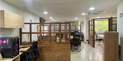 Oficina en edificio empresarialen el sector manila, fácil acceso desde la Av. el poblado y buena ruta de transporte y gran variedad de servicios complementarios, vía principal cerca con fácil acceso a transporte publico. Cuenta con piso en porcelanato, amplio espacio, baño privado, cocineta y cableado de red. Edificio con vigilancia 24 horas, citofonia, circuito cerrado de tv, baños comunales y parking visitantes sin costo.
