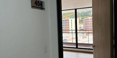 G.E.I. CALIFA VENDE APARTAMENTO CON EXCELENTE UBICACION EN EL SECTOR DE LA CALERA EN CONJUNTO COLD WORKINK, EL APARTAMENTO CUENTA CON 3 HABITACIONES CON CLOSET, LA PRINCIPAL CON VESTIER Y BAÑO CON DIVISIÓN EN VIDRIO, COCINA INTEGRAL ABIERTA, ZONA DE ROPAS, SALA - COMEDOR CON CHIMENEA, BALCON. CUENTA CON DEPOSITO Y 2 PARQUEADEROS CUBIERTOS INDEPENDIENTES. 