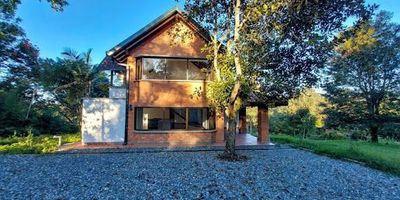 Excelente finca ubicada en zona muy tranquila y segura a cinco minutos del complex vía pavimentada , cocina integral y sala comedor. tres habitaciones cada una con baño privado y baño social. cuenta con muchas zonas verdes. cerca de zona comercial y residencial. aeropuerto y centros comerciales. Código Abad Faciolince FIN2051 Asesor Santiago Arroyave 3155022257