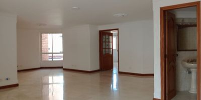 Apartamento en venta y arriendo en edificio exterior.  Ubicado en sector central, entorno muy residencial, de facil acceso y salida a vias principales, conexion a rutas de transporte y facilidad de servicios complementarios como restaurantes, supermercados, parque, iglesia, variedad de tiendas de servicios y comercio en general. Cuenta con acabados tradicionales, amplios espacios y excelente iluminacion natural,  piso en ceramica, area social con salida a balcon vista externa, sala comedor, cocina integral estilo cerrada y distribucion paralela. Tiene 3 alcobas, baño y vestier en la principal, tina, baño social, alcoba de servicio y su respectivo baño; parqueaderos independientes cubiertos.  Edificio con ascensor, salon social, turco, vigilancia privada, citofonia, porteria 24horas, circuito cerrado de tv y alarma. 