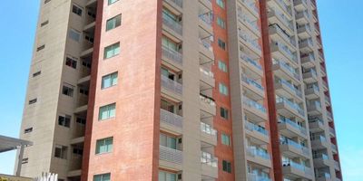 Excelente apartamento amoblado completamente, de dos habitaciones,ubicado en el norte de la ciudad de ambiente fresco luz natural durante el día. Cuenta con cocina integral con mesón en granito pulido gabinetes superiores e inferiores, sala comedor, Vestier en todas habitaciones, las divisiones de los baños son en vidrio templado, parqueadero asignado, cortinas tipo japonesa negociable, aires acondicionados negociables, blackout en habitaciones negociables, balcón panorámico con vista hacia la piscina. El edificio ofrece piscina para adul y niños, salón social, gimnasio, portería tipo lobby, área de BBQ, zona de juego ´para los niños, amplias zonas verdes. Es cercano al CC Buenavista 1y 2, plaza del parque, clínica porto azul, autopista al mar, corredor universitario, ventana al mundo y supermercado olímpica, ara.