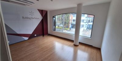 Arriendo oficinas desde 40 m2 hasta 50 m2 en esta misma zona, las oficinas cuentan con Dos salones, piso en madera, 1 baño, incluye servicio de agua.

Contactanos y conoce mas informacion de estas espectaculares oficinas.
