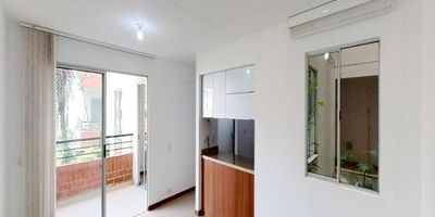 OPORTUNIDAD ÚNICA! APARTAMENTO EN PUNTA DEL ESTE - BOCHALEMA
PRIMER PISO, perfecto para adultos mayores o personas con movilidad reducida. Ubicado en sector privilegiado sur de Cali.
3 amplias alcobas
 2 baños completos
 Cocina integral moderna
 Estudio/oficina
 Zona de oficios
Sala-comedor espaciosa
Balcón
 Parqueadero propio cubierto, ZONAS SOCIALES BONITAS CON PISCINAS
Cerca a universidades: Autónoma, Libre, Javeriana e Icesi.
Excelente inversión en conjunto residencial con seguridad 24/7. SEPARA TU CITA YA