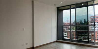 Apartaestudio en arriendo en unidad cerrada en sector residencial y tranquilo, cerca de centros comerciales, colegios, rutas de transporte público, supermercados y servicios complementarios. Piso en madera, sala comedor, 1 alcoba con baño privado, baño social, cocina integral abierta tipo americano, balcon y parqueadero cubierto Conjunto cerrado con ascensor, piscina, gym, salon social, parque infantil, zonas verdes, vigilancia 24 horas y circuito cerrado de tv. *Inmuebles sujetos a verificación de disponibilidad.*