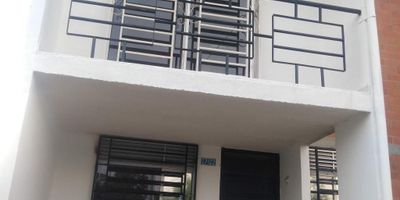 Casa en alquiler en el barrio Poblado Campestre: amplia, bonita y bien ubicada.
Si buscas un lugar espacioso y tranquilo para vivir, esta casa es ideal para ti. Este inmueble con pisos en cerámica , tiene  dos pisos ofrece una distribución funcional y espacios acogedores para tu comodidad y la de tu familia.
En el primer piso, encontrarás la sala comedor amplia, baño social,  cocina sencilla con buen espacio de almacenamiento y una zona de oficios que incluye lavadero, punto para lavadora y un práctico patio trasero.
En el segundo piso, se encuentran las tres habitaciones, un balcón,  todas diseñadas para ofrecer privacidad y descanso. La cuenta con parqueadero para un carro y servicios completamente independientes.
Ubicada en un sector estratégico, estarás rodeado de tiendas, panaderías, supermercados de cadena, instituciones educativas y parques. Su entorno tranquilo familiar lo convierte en el lugar perfecto para vivir.
¡Agenda tu cita y descubre tu próximo hogar!