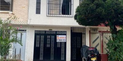 CASA EN VENTA AL SUR DE CALI BARRIO COLON CALI 8210463

Se vende casa  al sur de la ciudad de cali, barrio Cristóbal colon, dos  niveles, 160 metros construidos, primer nivel, apto grande tres habitaciones, principal con baño privado, sala comedor, cocina integral, zona de oficio y patio, segundo nivel, dos apartamentos de dos habitaciones, cada uno con cocina integral, baño social, zona de oficio, solo unos servicios públicos, excelente inversión, bien ubicado cerca de la calle 16, avenida de Guadalupe, transporte público cercano. 8210463
