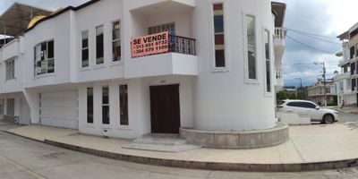 Se vende casa en barrio las flores palmira externa 8218578

SE VEDE CASA ESQUINERA CON LAS SIGUIENTES CARACTERISTICAS:

Primer nivel: sala comedor amplia, cocina integral con muebles en madera, baño social.

Segundo nivel: sala tv, 3 alcobas con closet, alcoba principal con baño, baño auxiliar.

Tercer nivel: terraza, zona de oficios, alcoba con closet y baño.

Cerca al batallón Codazzi, supermercados olímpica, D1, Ara, diagonal supermercados los Cerros, salida pradera - buitrera, cerca de colegio Santa Inés Campestre. 8218578
