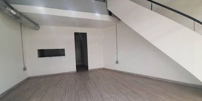 Local comercial dúplex en arriendo ubicado en el sector del Chocho, encima del supermercado el Euro, cuenta con excelentes espacios para comidas gourmet, el local está en toda una esquina, cuenta con 34.94 M2 de cocina y mezanine de 15.8 M2 privada y aprox 127 M2 de zona común para ubicación de mesas, se encuentra en una zona residencial y campestre, ubicado en el Mall Terracina sobre la transversal intermedia, al lado del Mall Sebastiana, a una cuadra del colegio cumbres, cuenta con buena ruta de transporte publico integrado, cerca a la estación de gasolina Terpel, En el canon de arrendamiento está incluida la administración del Mall, El precio del canon de arrendamiento es más IVA. 