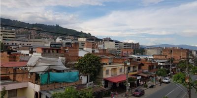 Casa en  venta   Itagüí-  el guayabo  Piso 4    Área construida: 105 mtrs2 

Cuenta con  3 alcobas , 2 baños cabinados, Sala y comedor, Cocina semintegral , patio con , con balcón amplio, se encuentra en excelente estado, cuenta con muy buena distribución y buena iluminación, con vista al exterior.

Se caracteriza por una excelente ubicación y acceso a servicios de transporte público,  Estrato 3

Escuchamos tus ofertas, ¡¡¡así que anímate, llámanos!!!
