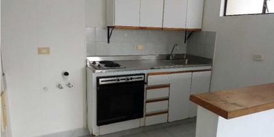 En el sector Villa Hermosa Los Ángeles de Medellín, el Edificio Catalán ofrece este acogedor apartamento en renta, ideal para personas solas o parejas que buscan comodidad y funcionalidad en un espacio bien ubicado. Con un área de 41 m², este inmueble está diseñado para brindar practicidad en cada rincón.

El apartamento dispone de 1 habitación con closet, lo que garantiza espacio para mantener todo organizado. Su baño completo se encuentra en perfectas condiciones, mientras que la cocina integral es práctica y funcional, equipada para cubrir todas tus necesidades. Además, cuenta con una zona de ropas independiente, ideal para facilitar las labores del hogar. Su ventanal permite una buena iluminación natural, aportando un ambiente cálido y acogedor.

El piso en cerámica asegura un mantenimiento sencillo y una estética moderna. Aunque no dispone de terraza, portería ni parqueadero, su ubicación estratégica en un estrato 4 te conecta con servicios esenciales, transporte público y la tranquilidad del sector.

Una opción cómoda y práctica, ideal para quienes buscan calidad y accesibilidad. Código (C1211). ¡Agenda tu cita y descubre todo lo que este apartamento tiene para ofrecerte!
