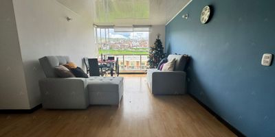 Apartamento en Venta - Oriente de Tunja

Atos Inmobiliaria vende un apartamento en el oriente de Tunja, cerca del centro de la ciudad y del terminal antiguo. Este apartamento cuenta con una distribución funcional que incluye sala comedor, cocina integral, patio de ropas, 3 alcobas y 2 baños. Además, dispone de parqueadero. Con una área de 61 m², este espacio es ideal para quienes buscan comodidad y buena ubicación. ¡Contáctanos para más información y agendar una visita!