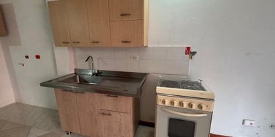 Apartaestudio ubicado en san Rafael, cerca de la cancha san Rafael, colegios y supermercados, fácil ruta de transporte publico. Es primer piso para mayor información contáctanos en Inmobiliaria Alcalá estamos para asesorarte.