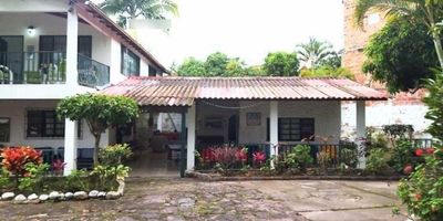 Espectacular Finca está disponible para Venta. Ubicado en el barrio Paseo Real de la ciudad de Fusagasugá. Cuenta con 6 habitaciones, 5 baños y 6 parqueaderos. El área construida es de 468.72 m². Estrato: 1. 