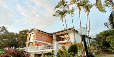 Espectacular Finca está disponible para Venta. Ubicado en el barrio Cune Bajo de la ciudad de Villeta. Cuenta con 4 habitaciones, 4 baños y 0 parqueaderos. El área construida es de 697 m