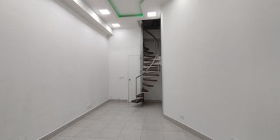 Local comercial en el Mall Guadalcanal, ubicado en Loma del Escobero, Envigado. Cuenta con excelente distribucion y ubicacion estrategica, rodeado de supermercados, colegios, hospitales y transporte publico. A solo 10 minutos del parque principal de Envigado, este espacio es ideal para cualquier tipo de negocio gracias a su facil acceso y alta visibilidad. Perfecto para quienes buscan comodidad y cercania en un entorno comercial vibrante.