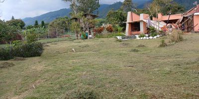 En el corazón de la naturaleza se encuentra esta majestuosa casa campestre con 3 habitaciones y 3 baños, perfecta para aquellos que buscan tranquilidad y confort. Con 300 metros cuadrados de espacio, cada rincón de esta propiedad emana elegancia y calidez. Desde su amplio jardín hasta sus espacios interiores, cada detalle ha sido cuidadosamente diseñado para brindar una experiencia única. Disfruta de la serenidad que solo un entorno campestre puede ofrecer, mientras te relajas en esta maravillosa residencia. Para más información, contacta a Indira Oyola. Celu 3104005590