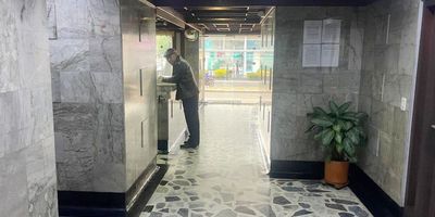 ¡Idealiza tu nuevo hogar en Chapinero! Este encantador apartamento, lleno de luz natural, es el refugio perfecto para quienes buscan comodidad y funcionalidad. Con 2 habitaciones amplias y 2 baños modernos, este espacio se adapta a tus necesidades ya sea para una familia pequeña o para compartir con amigos.
El interior del apartamento resalta por sus elegantes pisos en madera, que brindan calidez y un toque contemporáneo a cada rincón. Las áreas comunes son amplias, ideales para disfrutar de momentos de esparcimiento y socializar con tus seres queridos.
Ubicado en una zona estratégica de Chapinero, estarás a pocos pasos de comercios y transporte público, facilitando tu rutina diaria y brindándote acceso a todo lo que la ciudad tiene para ofrecer. Además, cuenta con 1 parqueadero, una gran ventaja en una zona tan dinámica.
Este apartamento es una oportunidad única para quienes buscan un equilibrio entre confort y conveniencia en un ambiente moderno y luminoso.