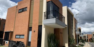 ¡Bienvenidos a esta increíble casa en Cajicá Con 3 habitaciones y 3 baños, este hogar es perfecto para una familia en crecimiento, con un amplio jardín trasero, perfecto para disfrutar en familia. Con 134.08 metros cuadrados, casa muy iluminada y acogedora, tendrás espacio más que suficiente para vivir cómodamente. Además, cuenta con 2 parqueaderos para tus vehículos. Imagina despertar cada mañana en este acogedor lugar, disfrutando de la tranquilidad y comodidad que ofrece.  EL conjunto cuenta con parque infantil, gimnasio totalmente dotado, saló comunal. No pierdas la oportunidad de hacer de esta casa tu nuevo hogar.  Rodeado de área verde a un precio espectacular
¡Contáctanos para más información!