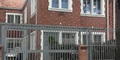 G.E.I.CALIFA RODRIGUEZ, VENDE CASA RENTABLE DE DOS NIVELES,CONSTA DE 1DIEZ ALCOBAS CON CLOSET, ONCE BAÑOS, NUEVE FUNCIONALES CON DUCHA, SALA, COMEDOR, HALL DE ALCOBAS, ESTUDIO, COCINA SEMI INTEGRAL ABIERTA, ZONA DE ROPAS, CALENTADOR A GAS, PARQUEADEROS CUATRO DESCUBIERTOS, ANTEJARDIN CON TEJA RUSTICA, FACHADA ARQUITECTÓNICA, CUENTA CON CUATRO TANQUES DE RESERVA DE AGUA, TERRENO ESPECIAL PARA REALIZAR PROYECTO EMPRESARIAL YO DE VIVIENDA CON NORMATIVIDAD PARA CONSTRUCCIÓN MÁXIMO DE 3 A 6 PISOS HABITACIONALES, GRAN OPORTUNIDAD DE INVERSIÓN CERCA DEL CONCEJO DE BOGOTA UBICADA EN EL SECTOR PARKWAY, SOBRE VIA PRINCIPAL, AL LADO DEL HOTEL EMBAJADOR.