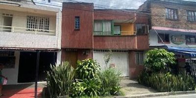 Casa disponible para la venta en el sector de Centenario, cuenta con 74.79 mts2, 3 habitaciones, 1 baño, sala comedor, cocina sencilla, zona de ropas, para mayor información comunícate con nosotros... Castellón Inmobiliaria. 