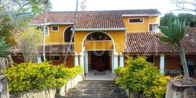 Venta de Finca en Fusagasugá, Vereda El Placer: Tu Refugio de Tranquilidad y Confort descubre esta maravillosa finca en la pintoresca Vereda El Placer, Fusagasugá. Este paraíso campestre es ideal para quienes buscan una vida de serenidad y lujo en medio de la naturaleza. Con una extensión total  de 11,392 m², esta propiedad ofrece un equilibrio perfecto entre comodidad y belleza natural. Características Principales:
Extensión del Terreno: 11,392 m 	Área Construida: 1,122 m 	Área Privada: 336 m Espacios y Comodidades: 	Número de Alcobas: 5, amplias y acogedoras 	Número de Baños: 6, bien distribuidos y modernos 	Garajes: Amplios espacios para varios vehículos Amenidades de Lujo: 	Piscinas: Disfruta de una piscina principal, una piscina para niños y un relajante jacuzzi  	Área Social: Perfecta para euniones y celebraciones con familiares y amigos barbacoa/Parrilla/Quincho: Ideal para asados y comidas al aire libre 	Jardín y Terrazas: Espacios verdes y terrazas para relajarte y disfrutar del entorno Interiores Elegantes: 	Amueblado Completo: Incluye muebles y accesorios de calidad