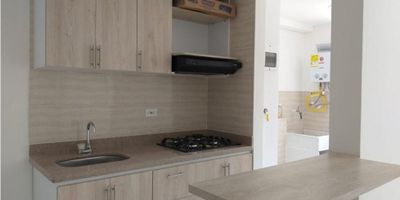 Excelente Oportunidad de apartamento muy cerca al Mall Vegas plaza. Cuenta con tres alcobas amplias con clóset y ventanal la principal cuenta con un baño privado y un baño social ambos cabinados y enchapados, sala comedor, cocina integral con red de gas, zona de ropas con calentador de agua y balcón con hermosa vista panorámica. COD 9384

 
