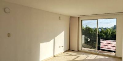 Se vende apartamento en conjunto cerrado, ubicado en el quinto piso (último nivel) de un edificio sin ascensor, con un área total de 85 m². Esta propiedad combina comodidad, funcionalidad y espacios bien distribuidos, ideal para quienes buscan un lugar acogedor y bien ubicado.
El apartamento cuenta con:
Tres habitaciones: una principal con baño privado, Vestier y dos auxiliares con clóset.
Dos baños: baño social con ducha y baño privado en la habitación principal.
Cocina integral: equipada con horno eléctrico y espacio óptimo para cocinar cómodamente.
Zona de ropas: bien ventilada, ideal para el cuidado de la lavandería.
Sala comedor con balcón: un espacio amplio e iluminado para disfrutar en familia.
Zonas comunes del conjunto: Piscina, kiosco, zona de juegos infantiles, vigilancia privada y portería 24/7. Además, el apartamento incluye parqueadero cubierto privado.
Ubicación estratégica: Cerca al aeropuerto, supermercados y con acceso fácil a transporte público, lo que lo convierte en una opción ideal para quienes buscan comodidad y conveniencia.
Agente: YAMILETH LONDOÑO