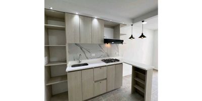 SE VENDE APARTAESTUDIO EN LA FLORA CALI 8333307

Ubicado en un segundo piso con ascensor. Está en una unidad cerrada con vigilancia, ideal para quienes buscan comodidad y seguridad. Cuenta con dos ambientes: cocina integral con barra estilo americano, un balcón amplio, baño social y zona de lavandería oculta. La habitación incluye aire acondicionado, calentador de agua, baño privado y closet. Además, dispone de parqueadero comunitario en sótano y en plataforma. Una excelente opción para vivir con estilo y funcionalidad en una de las mejores zonas de la ciudad.
