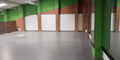 Excelente edificio de 4 niveles, ideal para uso comercial o empresarial. En el primer nivel dispone de área libre de bodega de aproximadamente 200 m², mezanine, parqueadero para 8 vehículos, recepción y cocineta.
Los otros tres niveles son espacios abiertos, cada uno con 3 baños y vista exterior con balcones, proporcionando versatilidad y luminosidad natural. El edificio cuenta con luz trifásica, lo que lo hace ideal para distintos tipos de negocios o actividades empresariales.
Ubicado estratégicamente cerca de zonas comerciales y vías principales, combina excelente ubicación con funcionalidad y comodidad.