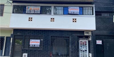 CASA EN VENTA AL SUR DE LA CIUDAD DE CALI BARRIO CRISTOBAL COLON 8333485

Se vende casa  al sur de la ciudad de cali, barrio Cristóbal colon, dos  niveles, 480 metros construidos, inmueble con excelente ubicación, sector comercial, ideal para construir o remodelar, para inversionista, primer nivel, sala, cuatro habitaciones grandes, comedor, cocina integral, patio, amplio, zona de oficio, primer nivel un local comercial, 32 metros dos espacios con baño privado, segundo nivel, salón grande, un baño social, dos habitaciones grandes, sala comedor, dos cocinas sencillas, aparte una habitación amplia con baño privado, patio, zona de oficio, dos terrazas, una con cubierta, servicios públicos primer nivel, agua energía y gas independientes, local energía y agua independiente, segundo nivel solo energía y agua, 8333485
