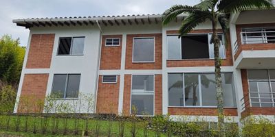 Hermosa casa de 3 niveles, con amplios espacios, ubicada en conjunto cerrado, en una de las zonas de mayor desarrollo del Eje Cafetero y a unos pocos minutos del aeropuerto de Palestina. Cuenta con puerta eléctrica, vigilancia 24 horas, conjunto con piscina y sede social.
