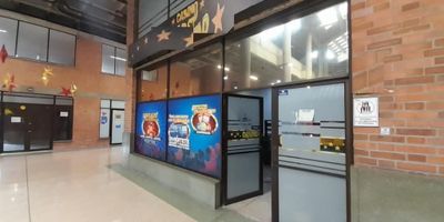 EXCELENTE LOCAL duplex, arriendo o venta, en piso 1 de terminal del sur, Medellin-guayabal, ubicación estratégica, consta de 2 niveles, con nivel 1: 36,21 m2 y nivel 2 con:34.21 m2, baño, piso cerámica, puertas y laterales vidrieras, ideal almacenes en general, empresas de transporte,  tecnología, estética, entre otros, precio arriendo $ 3.900.000 no paga iva, administración incluida, precio venta $ 450.000.000 valor admón $ 1.300.000, terminal de buses con centro comercial, entidades bancarias y de salud, cómodas vías de acceso, info 604 4486003 - 3182066519 inmobiliaria