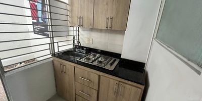 Arriendo oficina en Envigado, cerca al parque principal de envigado. Ubicada en primer piso, cuenta con 40m², 1 oficina, 1 baño, cocina semi integral y sala. Espacio ideal para oficina de abogados, ingenieros o consultores. Excelente ubicación en zona comercial con alto flujo peatonal, cerca de universidades, colegios, supermercados, centros comerciales, parques y con acceso directo a transporte público y vías principales.