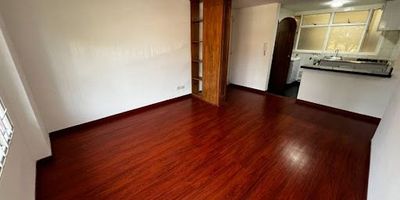 Apartamento en Arriendo   Barrio Pte. Largo. Excelente ubicación, 1er PISO,  Cerca a Transmilenio. Sala-comedor, cocina integral a gas, 2 alcobas con closet, 2 baños con ducha, zona de lavandería,  garaje cubierto. Admon incluida.