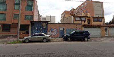 Excelente lote, con gran iluminación natural, área libre de trabajo, cuenta con dos baños, cocineta y zona de aseo, carga eléctrica (trifásica). Vías de Acceso av. cra15 y Cl 134 frente country club. con cercanía a centro médico, bancos, restaurantes, Carulla, centro comercial La Galería, colegios, supermercados. Facilidad de transporte público.