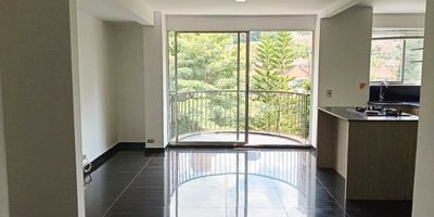 Apartamento en arriendo en unidad cerrada a solo dos cuadras de la iglesia y el mall, con fácil acceso. Entorno muy tranquilo, natural, con poco flujo vehicular y transito de solo residentes. Piso en porcelanato y madera, sala comedor, 2 alcobas con baño en la principal, baño social, cocina integral abierta tipo americano, balcon; parqueadero independiente cubierto La unidad cuenta con ascensor, piscina, salon social, sauna,turco, parque infantil, zonas verdes, vigilancia 24 horas, citofonia y circuito cerrado de tv. *Inmuebles sujetos a verificación de disponibilidad.*