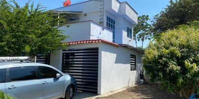 Espectacular casa en venta en Alvarado Tolima 200 m2 Divididos en dos plantas la casa cuenta con tres habitaciones, tres baños, sala comedor, cocina integral, balcón, garaje para dos vehículos, además de excelentes acabados. 
 

Aire acondicionado en habitación principal baños con vidrio templado la cocina integral es tipo americana con una increíble ubicación, además cuenta con variedad de jardines, gran entrada de luz natural y corriente de ventilación, y encuentra transporte público cercano y variedad de locales comerciales. 
 

No esperas más y agendemos una cita para que conozcas la próxima casa de tus sueños. 

