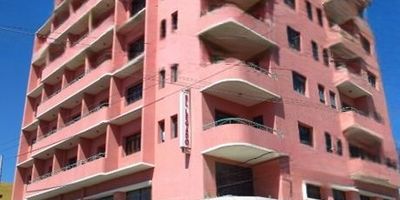 ¡No pierdas la oportunidad de tener tu propio local en una ubicación privilegiada! Este amplio local de 283.55 metros cuadrados cuenta con 3 baños, 1 parqueadero y una vista exterior que te encantará. Con iluminación natural, baño auxiliar y ubicado en un edificio esquinero sobre una vía principal, es perfecto para tu negocio. Además, está en una zona comercial con supermercados y centros comerciales cercanos, y con fácil acceso al transporte público. ¡No dejes pasar esta oportunidad! Contáctanos para más información..-