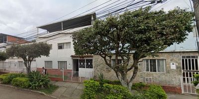 Oportunidad única en el Barrio La Ceiba  Propiedad de 599 m2con 3 frentes que maximizan iluminación, ventilación y vistas. Incluye una casa de 172 m2 y un lote de 427 m2, ideal para desarrollar proyectos hasta 6 pisos según normativa urbana. Ubicada cerca de un parque recreativo y una reserva natural, ofrece un entorno tranquilo con excelente conectividad vehicular y peatonal. Perfecta para inversión residencial o comercial, cerca a CAJASAN ,CITY CENTER, COLEGIO LA SALLE Y PUERTA DEL SOL.  DISPONIBLE PARA VENTA POR SEPARADO CASA O LOTE 
 Contáctanos para más información