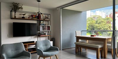 Apartamento en venta en unidad cerrada. Esta ubicado en sector tranquilo, entorno residencial, de poco ruido y mucha naturaleza, con conexion a rutas de trasporte y salida a via principal. Cuenta con piso en ceramica y madera, sala comedor, estudio, 2 alcobas con baño en la principal, cocina integral abierta tipo americano, balcon y parqueaderos lineales cubiertos. ). Unidad con ascensor y zonas sociales muy completas que incluyen Piscina, gimnasio, salon social, parque infantil, placa polideportiva, zonas verdes; ademas vigilancia privada, porteria 24 horas y circuito cerrado de tv. *Inmuebles sujetos a verificación de disponibilidad.*